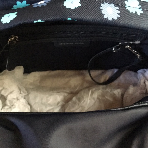 ❤️NEW!!!❤️ Michael Kors Nylon Large Backpack. - Picture 7 of 16